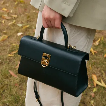 2023 Нова лека луксозна ниша чанта Телешка чанта за едно рамо Старши мода Crossbody чанта стълба чанта Бизнес малка квадратна чанта