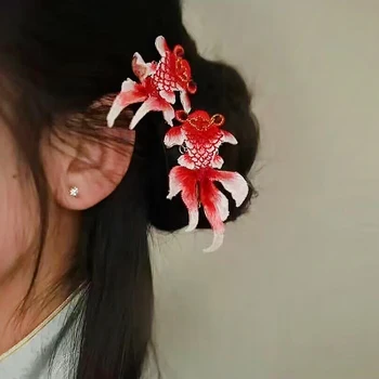 2Pcs китайски стил Koi форма страничен клип момиче червено бяло помпон имитация перла верига фиба Ханфу празнична късметлия